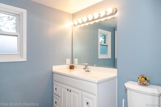 10744 Kingston Avenue, Huntington Woods, MI 48070