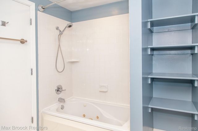 10744 Kingston Avenue, Huntington Woods, MI 48070