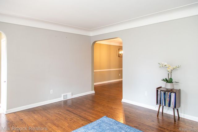 10744 Kingston Avenue, Huntington Woods, MI 48070