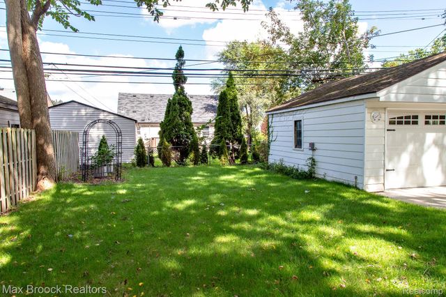 10744 Kingston Avenue, Huntington Woods, MI 48070