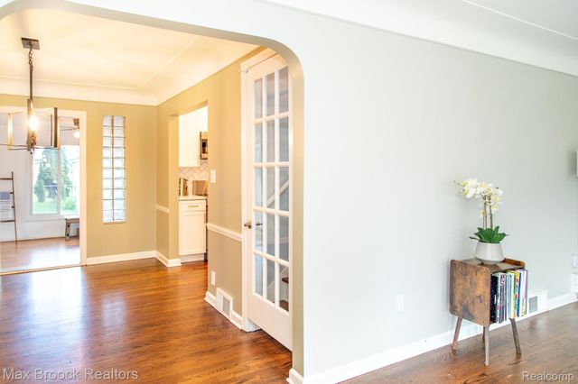10744 Kingston Avenue, Huntington Woods, MI 48070