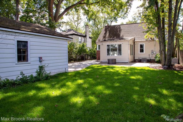 10744 Kingston Avenue, Huntington Woods, MI 48070