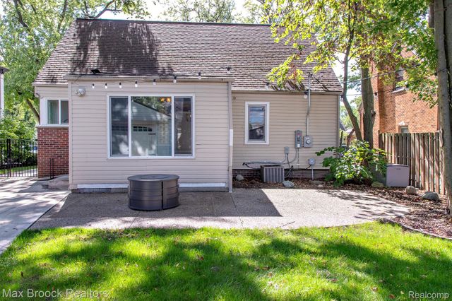 10744 Kingston Avenue, Huntington Woods, MI 48070