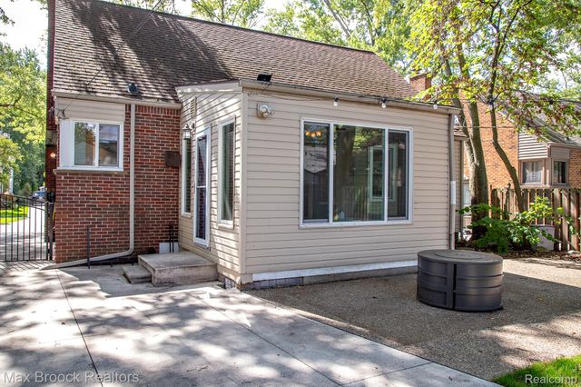 10744 Kingston Avenue, Huntington Woods, MI 48070