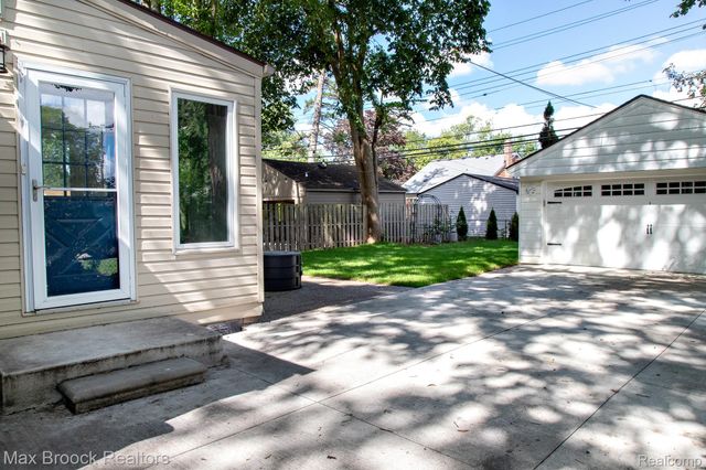 10744 Kingston Avenue, Huntington Woods, MI 48070