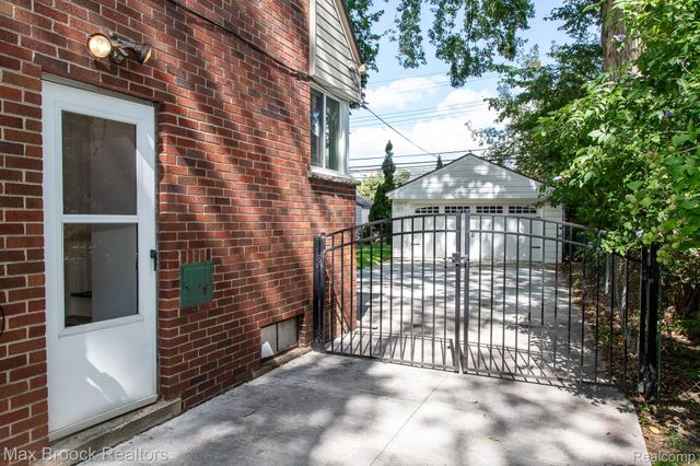10744 Kingston Avenue, Huntington Woods, MI 48070