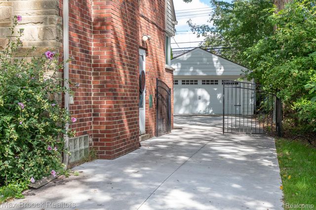 10744 Kingston Avenue, Huntington Woods, MI 48070