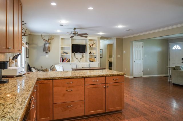 9747 N County Road 393, Louise, TX 77455