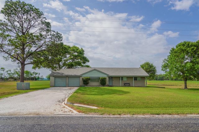 9747 N County Road 393, Louise, TX 77455