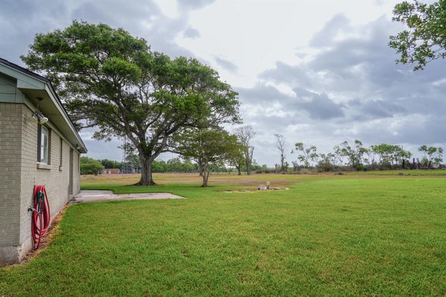 9747 N County Road 393, Louise, TX 77455