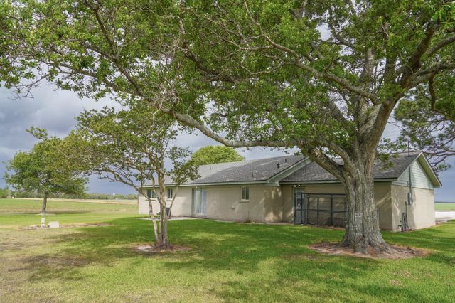 9747 N County Road 393, Louise, TX 77455