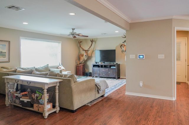 9747 N County Road 393, Louise, TX 77455