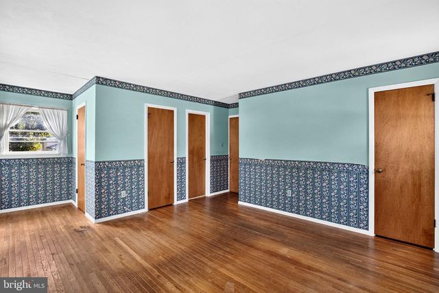 6 WICKFORD AVE, Ewing, NJ 08628