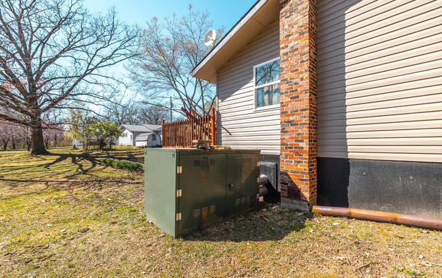 1325 W Crest Drive, Houston, MO 65483