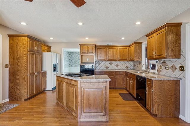 15424 Poplar Street, Basehor, KS 66007