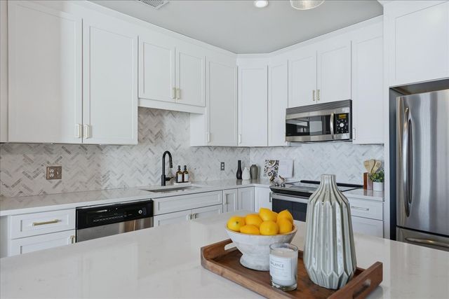 600 12th Ave S Apt 640, Nashville, TN 37203