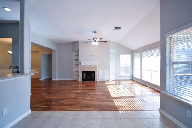 31 Rolling Ridge Court, Conroe, TX 77385