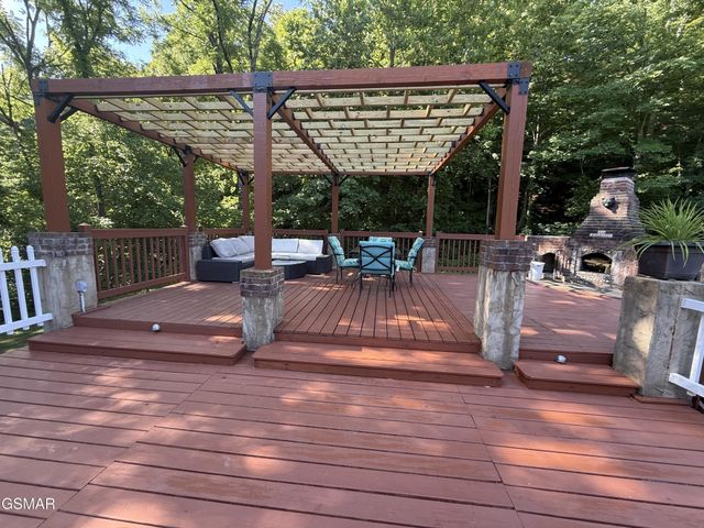 747 Gists Creek Road, Sevierville, TN 37876