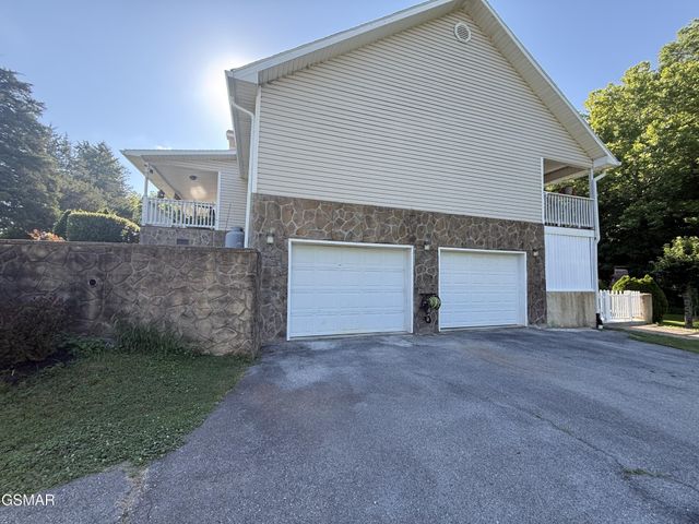747 Gists Creek Road, Sevierville, TN 37876