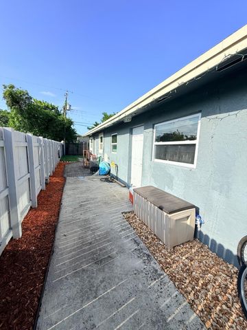 2251 NW 4TH Street 1-2, Pompano Beach, FL 33069