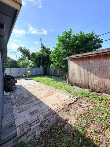2251 NW 4TH Street 1-2, Pompano Beach, FL 33069