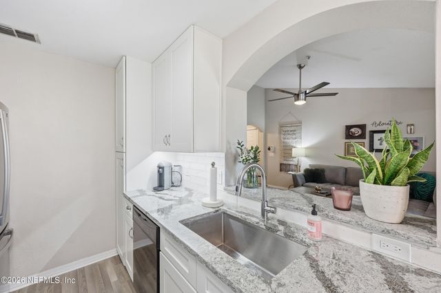 7800 POINT MEADOWS Drive 1233, Jacksonville, FL 32256