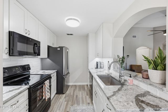 7800 POINT MEADOWS Drive 1233, Jacksonville, FL 32256