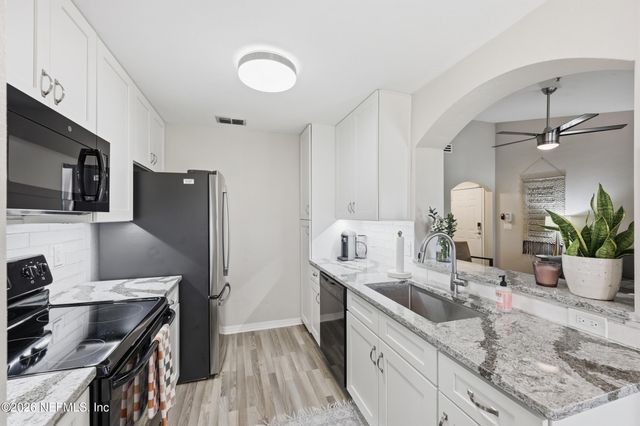 7800 POINT MEADOWS Drive 1233, Jacksonville, FL 32256