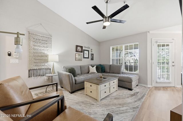 7800 POINT MEADOWS Drive 1233, Jacksonville, FL 32256