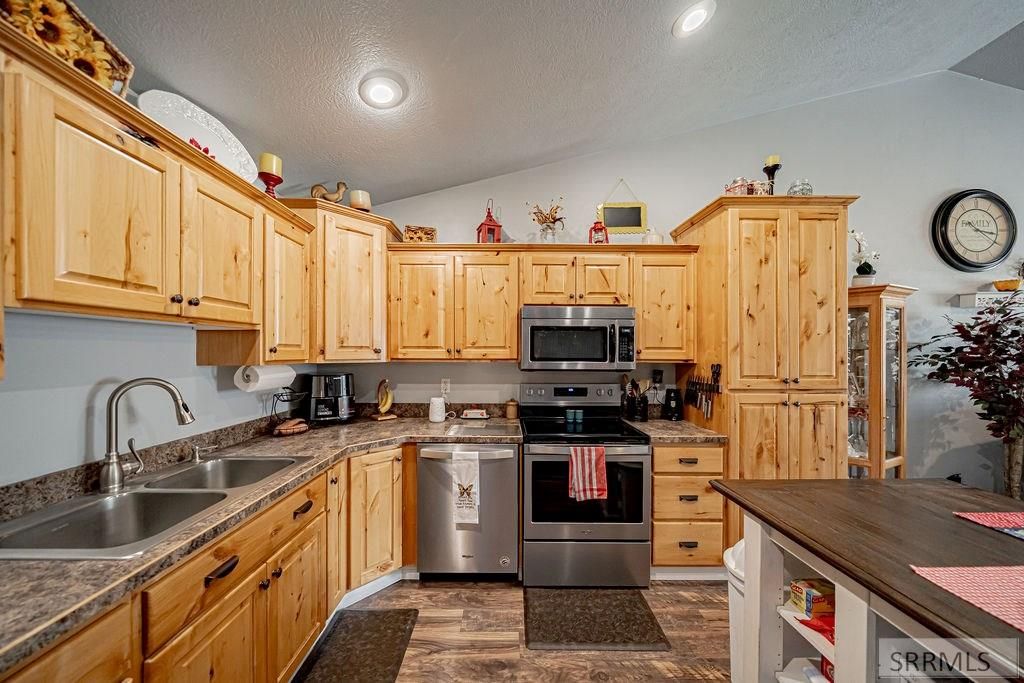 Image 10 of property listing at 2947 Glenn Cove Court, Ammon, ID 83406