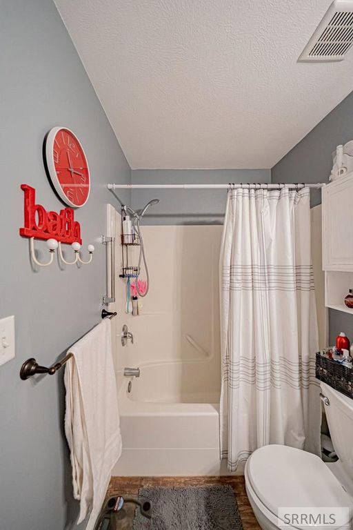 Image 15 of property listing at 2947 Glenn Cove Court, Ammon, ID 83406