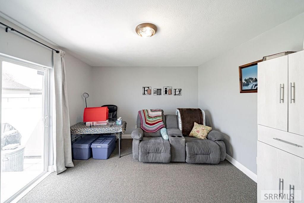 Image 17 of property listing at 2947 Glenn Cove Court, Ammon, ID 83406