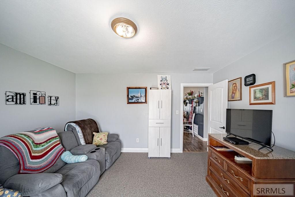 Image 18 of property listing at 2947 Glenn Cove Court, Ammon, ID 83406