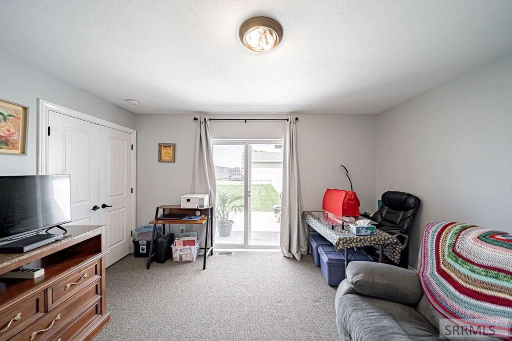 Image 19 of property listing at 2947 Glenn Cove Court, Ammon, ID 83406