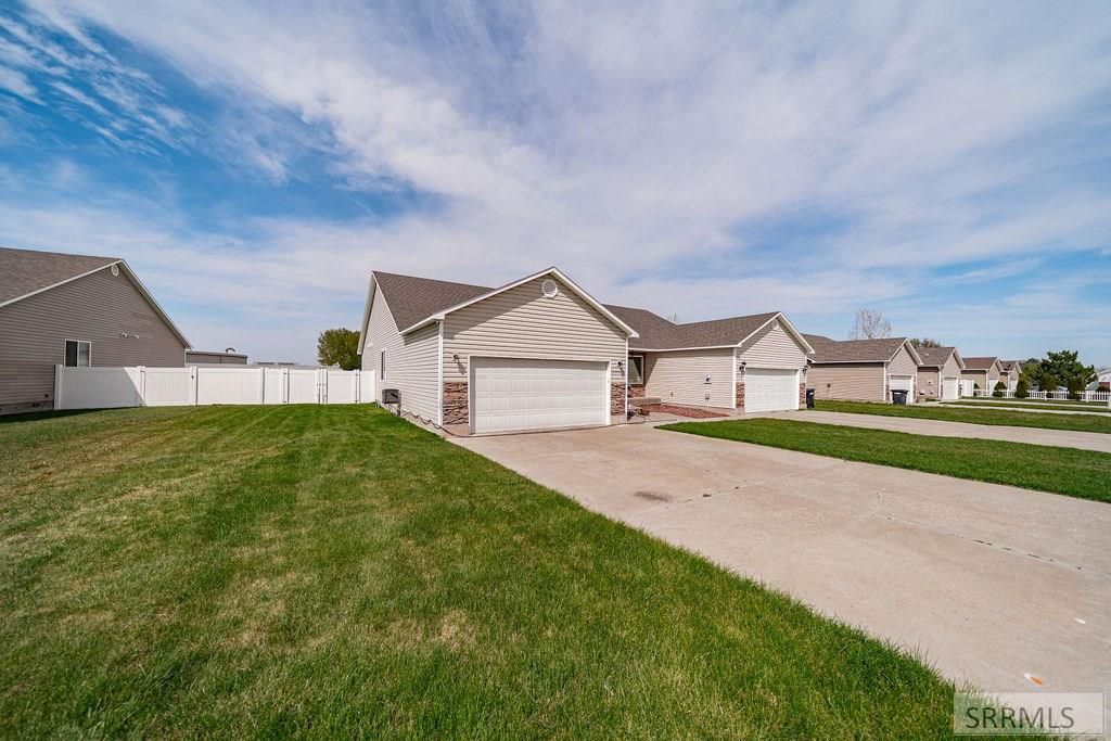 Image 2 of property listing at 2947 Glenn Cove Court, Ammon, ID 83406