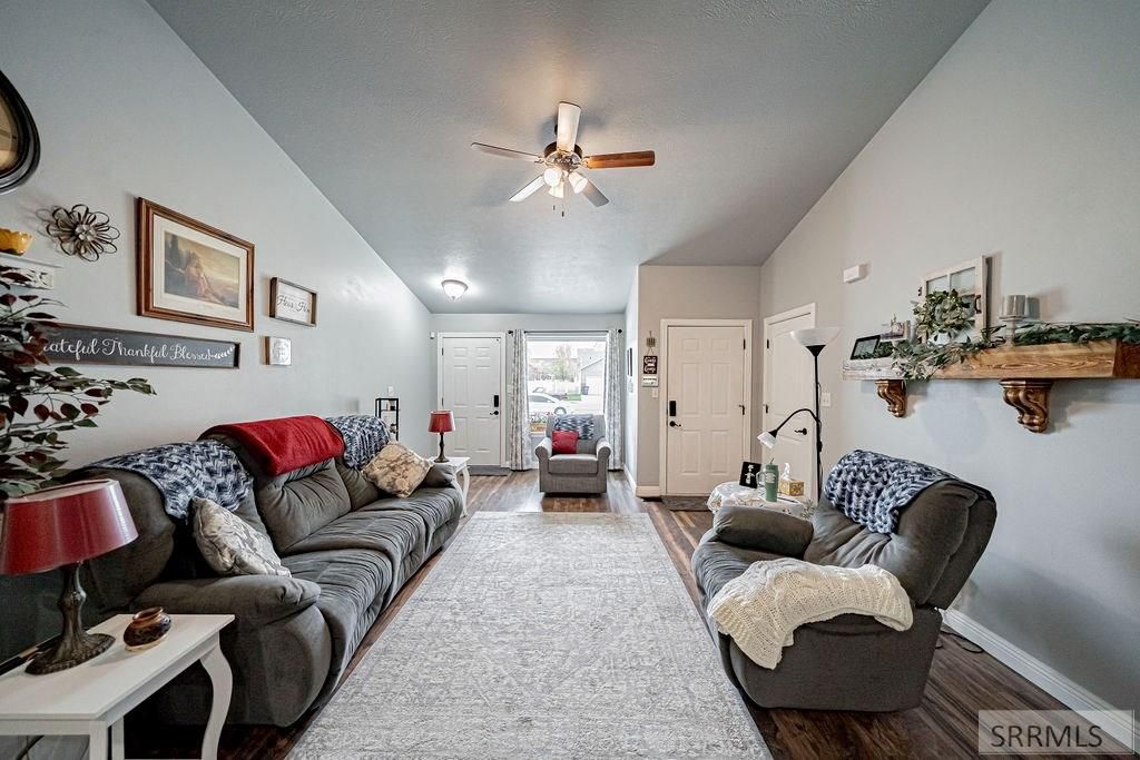 Image 3 of property listing at 2947 Glenn Cove Court, Ammon, ID 83406