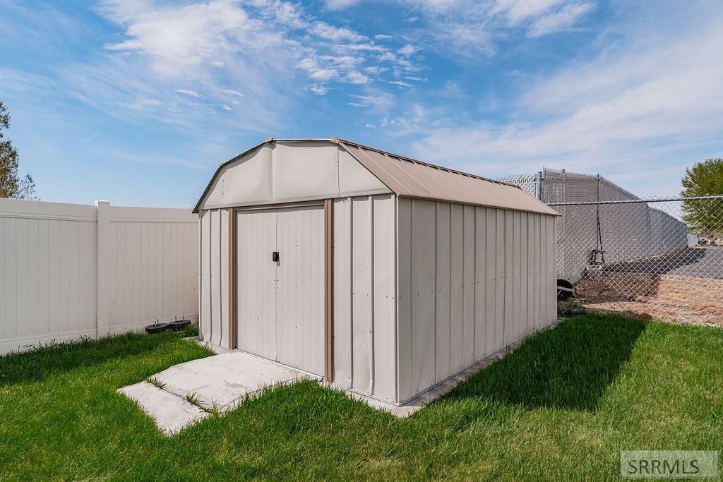 Image 31 of property listing at 2947 Glenn Cove Court, Ammon, ID 83406