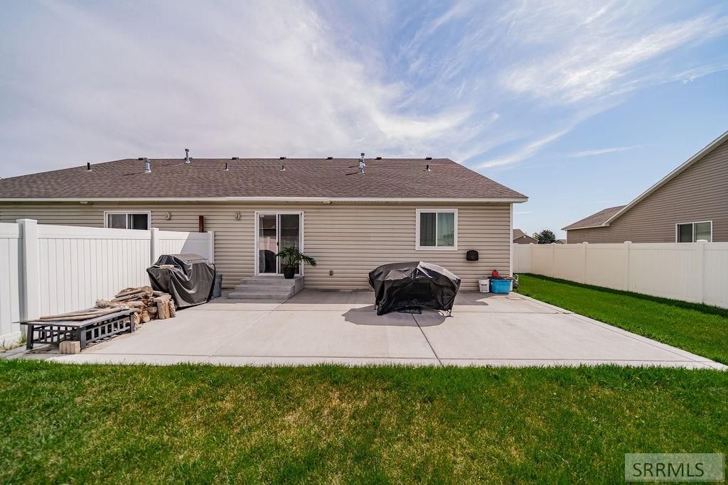 Image 32 of property listing at 2947 Glenn Cove Court, Ammon, ID 83406