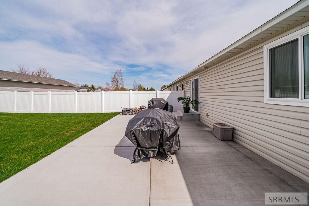 Image 33 of property listing at 2947 Glenn Cove Court, Ammon, ID 83406