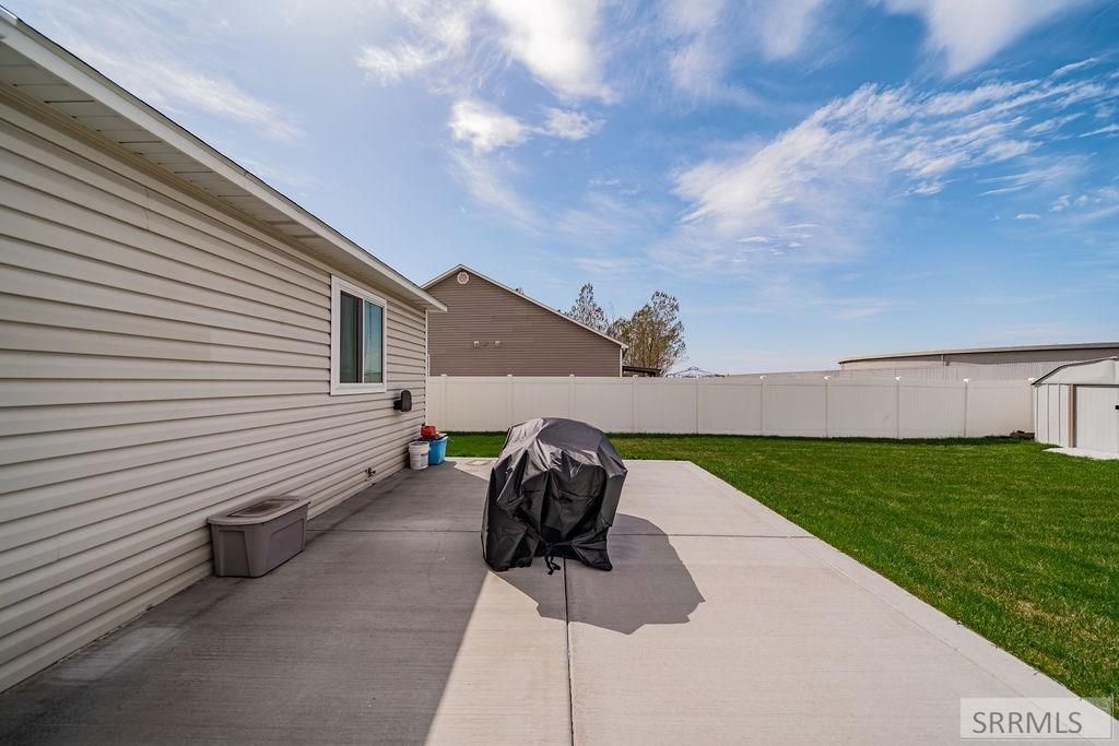Image 34 of property listing at 2947 Glenn Cove Court, Ammon, ID 83406