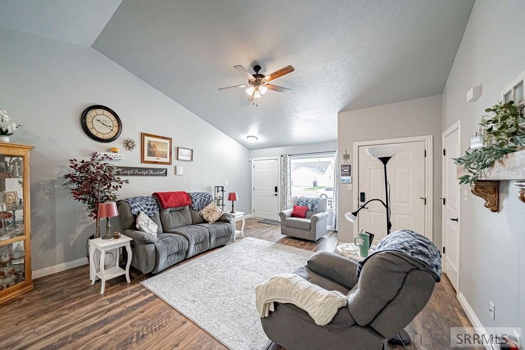 Image 4 of property listing at 2947 Glenn Cove Court, Ammon, ID 83406