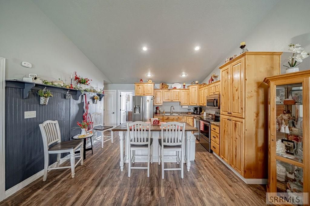 Image 5 of property listing at 2947 Glenn Cove Court, Ammon, ID 83406