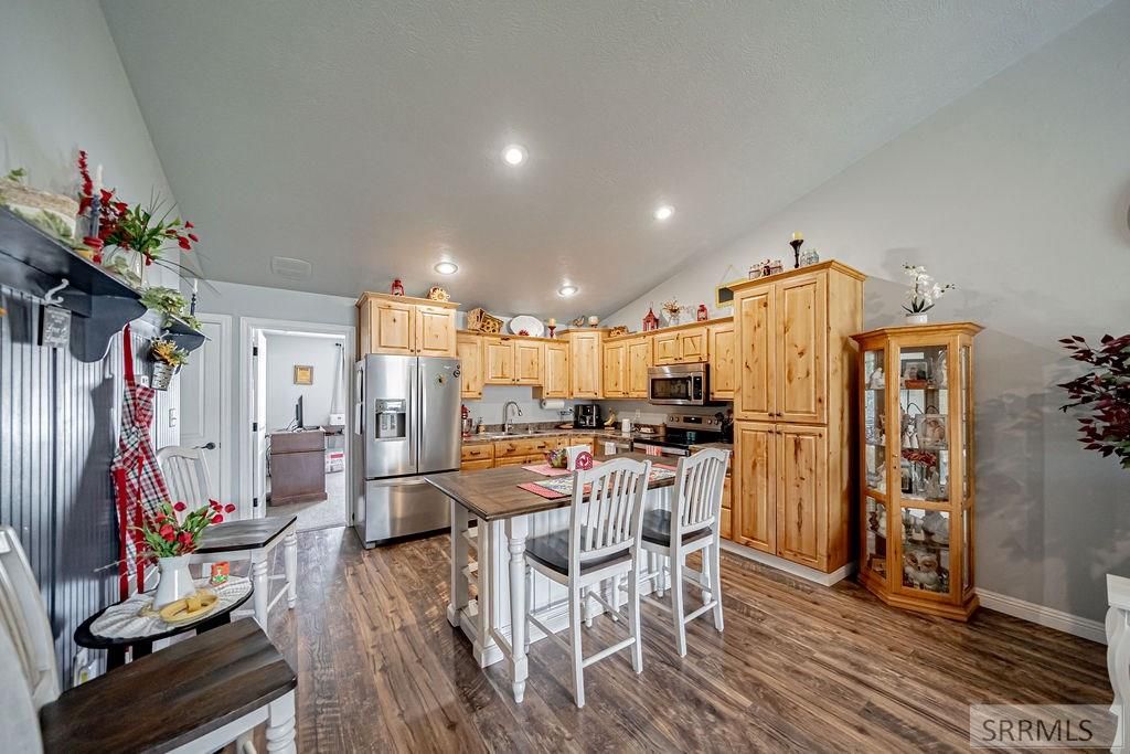 Image 6 of property listing at 2947 Glenn Cove Court, Ammon, ID 83406