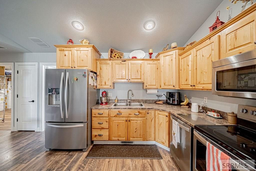 Image 8 of property listing at 2947 Glenn Cove Court, Ammon, ID 83406