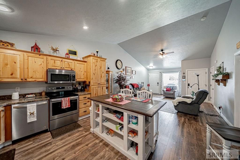 Image 9 of property listing at 2947 Glenn Cove Court, Ammon, ID 83406