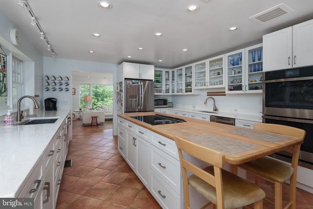19 MAPLE LN, Pennington, NJ 08534