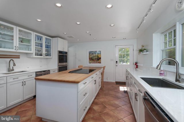 19 MAPLE LN, Pennington, NJ 08534
