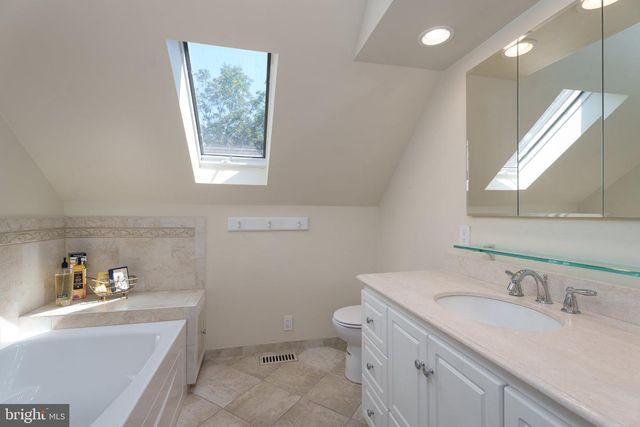 19 MAPLE LN, Pennington, NJ 08534