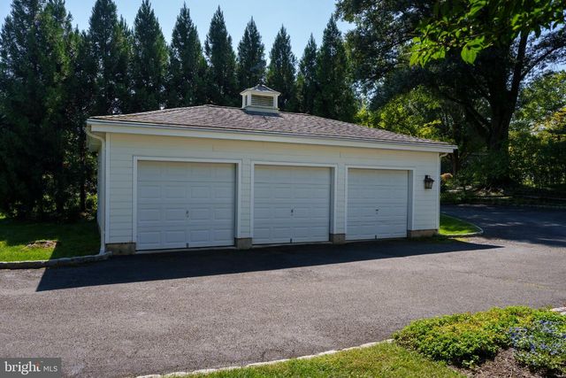 19 MAPLE LN, Pennington, NJ 08534