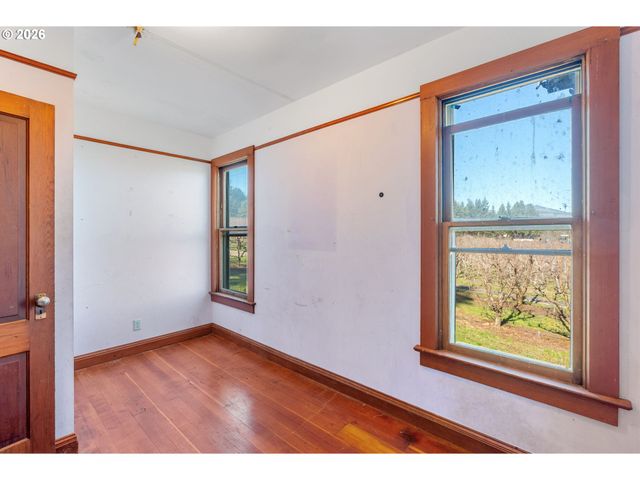 1580 MARKHAM Rd, Hood River, OR 97031